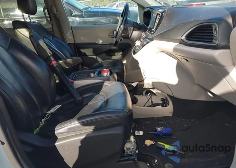 2017 Chrysler Pacifica Touring-L z USA, uszkodzony, nr VIN 2C4RC1BG4HR503093